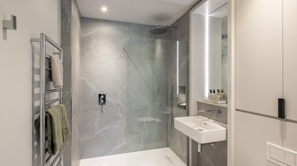 vb2058655 Cobham Apt 34 Master Ensuite 2022 1600x1345 1